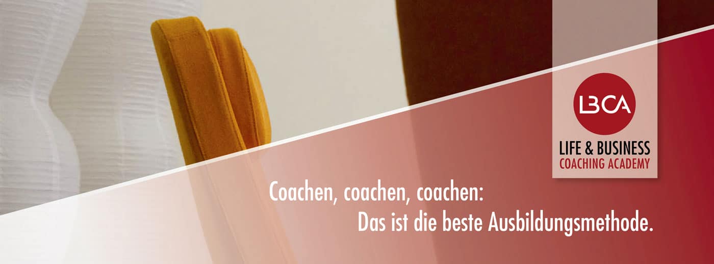 Unsere Ausbildungsmethoden in der Business Coach Ausbildung sind praxisorientiert. Wir üben alle Tools in den Modulen und in den Peergroups. Das Sie viel coachen während der Ausbildung unterstützt die Sicherheit ein guter Coach zu sein oder als Führungskraft noch kompetenter und souveräner zu sein.